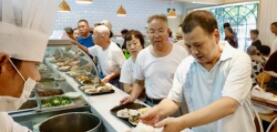 上海很早就开始发展社区老年助餐服务